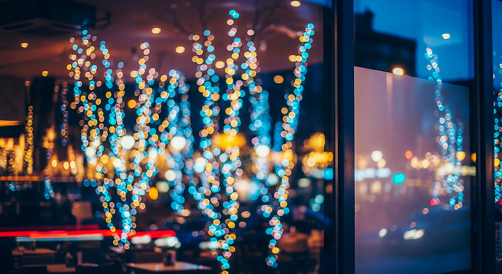 JPG 나무 편집이미지 크리스마스 창문 조명 따뜻함 여러명 야외 일상 빛 레스토랑 식사 도시 분위기 저녁 외식 편집실사 식물 기념일 다수 컨셉 사람 라이프 식당 야간 CG 파일형식