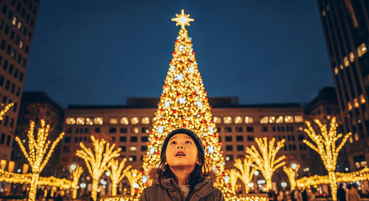 JPG 편집이미지 계절 공원 행복 어린이 크리스마스 겨울 야경 가족 조명 장식 빛 크리스마스트리 축제 기쁨 놀이터 편집실사 공공시설 기념일 감정 관계 놀이 사람 야간 CG 파일형식 풍경_경치