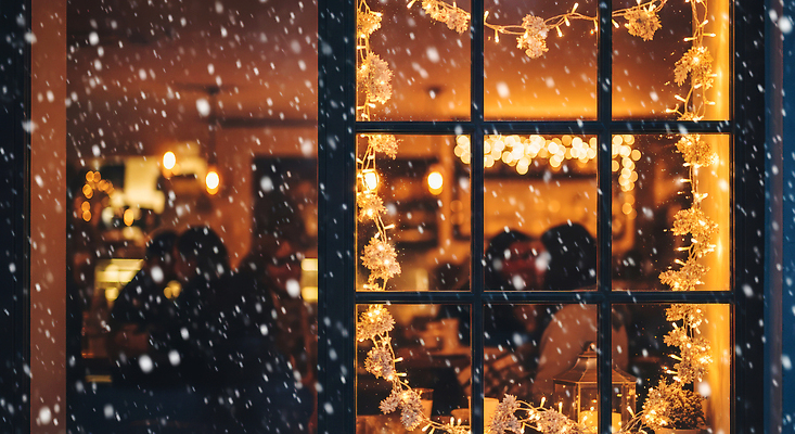 JPG 편집이미지 감정 음료 크리스마스 겨울 창문 따뜻함 대화 풍경 장식 빛 카페 저녁 편안함 편집실사 계절 기념일 말하기 상점 감각 야간 CG 파일형식