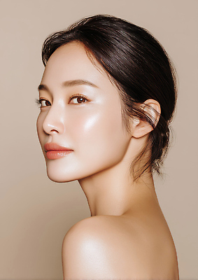 JPG 편집이미지 헤어스타일 여자 얼굴 조명 표정 미소 화장 뷰티 카메라 피부 피부관리 베이지색 뷰티풀 의료성형뷰티 편집실사 AI인물포토 AI콘텐츠 컬러 사람 신체부위 전자제품 CG 파일형식 AI포토