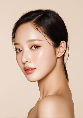 JPG 모델 편집이미지 여자 조명 옆모습 화장 뷰티 매력적 촉촉함 우아함 피부 피부관리 베이지색 뷰티풀 의료성형뷰티 편집실사 AI인물포토 AI콘텐츠 뷰포인트 컬러 컨셉 사람 신체부위 젖음 CG 파일형식 AI포토