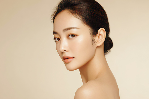 JPG 편집이미지 여자 얼굴 백그라운드 조명 건강 미소 사람 뷰티 매력적 피부 피부관리 베이지색 뷰티풀 프로필 의료성형뷰티 편집실사 AI인물포토 AI콘텐츠 컬러 컨셉 표정 신체부위 CG 파일형식 AI포토