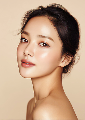 JPG 모델 편집이미지 여자 포즈 자연 미소 화장 뷰티 매력적 촉촉함 파마 피부 피부관리 베이지색 뷰티풀 의료성형뷰티 피부톤 편집실사 AI인물포토 AI콘텐츠 헤어스타일 컬러 컨셉 표정 사람 신체부위 젖음 CG 생태계 파일형식 AI포토