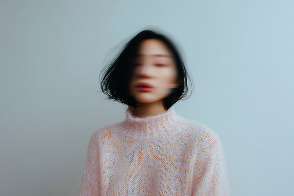 JPG 모델 편집이미지 여자 패션 감정 포즈 미소 촬영 신비 스웨터 니트 흰배경 감성 뷰티풀 의료성형뷰티 스타일 이미지편집 AI인물포토 AI콘텐츠 백그라운드 컨셉 상의 표정 사람 흰색 파일형식 AI포토