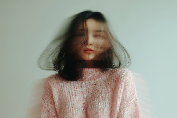 JPG 편집이미지 여자 패션 감정 분홍색 포즈 백그라운드 모션 실내 머리카락 촬영 스웨터 감성 단순화된 의료성형뷰티 스타일 이미지편집 AI인물포토 AI콘텐츠 컬러 컨셉 상의 사람 내부 머리 파일형식 AI포토