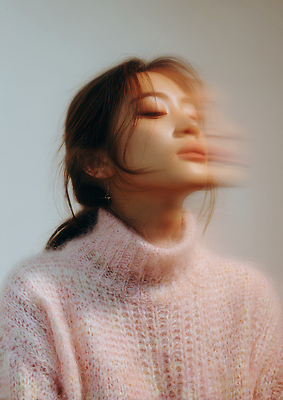JPG 편집이미지 여자 패션 감정 분홍색 포즈 백그라운드 촬영 분위기 스웨터 집중 심플 감성 의료성형뷰티 몽환 스타일 이미지편집 AI인물포토 AI콘텐츠 컬러 컨셉 상의 사람 파일형식 AI포토