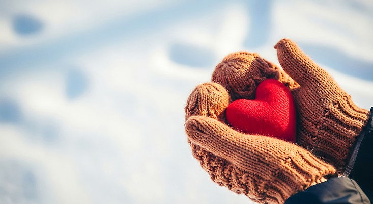 JPG 편집이미지 손 감정 컬러 장갑 겨울 자연 따뜻함 사랑 평화 로맨틱 하트 소중 편집실사 AI포토 AI콘텐츠 모양 잡화 계절 컨셉 신체부위 CG 생태계 파일형식