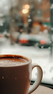 JPG 나무 편집이미지 손 커피 음료 크리스마스 겨울 조명 거리 따뜻함 풍경 야외 차가움 편안함 찻잔 창가 코코아 편집실사 AI포토 AI콘텐츠 식물 계절 기념일 창문 잔 신체부위 감각 CG 파일형식