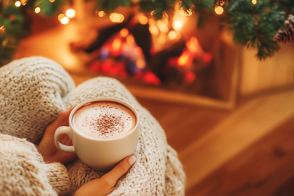 JPG 편집이미지 커피 크리스마스 겨울 휴식 실내 따뜻함 빛 편안함 담요 코코아 따뜻한음료 Fireplace 편집실사 AI인물포토 AI콘텐츠 계절 기념일 음료 컨셉 내부 감각 CG 파일형식 AI포토