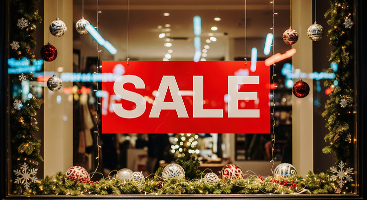 JPG 편집이미지 계절 크리스마스 조명 간판 이벤트 여러명 장식 쇼핑 판매 세일 정보 분위기 쇼윈도 알림 연말 이미지편집 AI컴퓨터그래픽 AI콘텐츠 기념일 다수 컨셉 사람 전시 파일형식