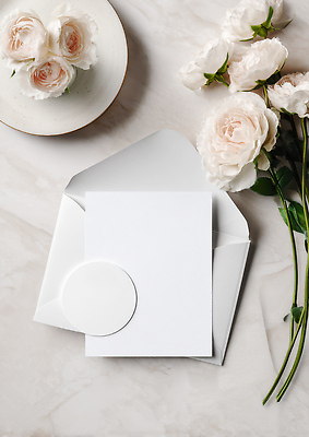 JPG 편집이미지 디자인 기념일 꽃 탁자 결혼식 봉투 이벤트 장식 장미 흰색 카드 오브젝트 준비 초대장 목업 편집실사 AI포토 AI콘텐츠 식물 컬러 가구 결혼 카드_감사 CG 파일형식