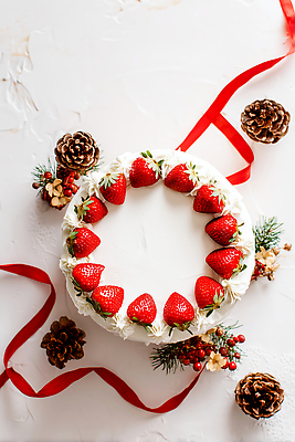 JPG 편집이미지 음식 겨울 탁자 딸기 디저트 장식 파티 케이크 생일 달콤 크림 즐거움 솔방울 딸기케이크 크리스마스케이크 편집실사 AI포토 AI콘텐츠 계절 기념일 감정 가구 크리스마스 과일 이벤트 맛 CG 파일형식