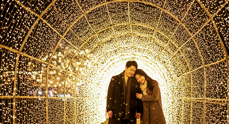 JPG 편집이미지 커플 행복 크리스마스 겨울 조명 따뜻함 사랑 장식 빛 기댐 터널 순간 의료성형뷰티 편집실사 AI인물포토 AI콘텐츠 계절 기념일 감정 길 관계 모션 CG 파일형식 AI포토