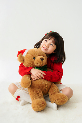 JPG 편집이미지 행복 어린이 인형 크리스마스 겨울 포옹 놀이 주택 웃음 소녀 장식 귀여움 축제 스웨터 의료성형뷰티 편집실사 AI인물포토 AI콘텐츠 계절 여자 기념일 감정 컨셉 상의 안기 표정 사람 건물 CG 파일형식 AI포토