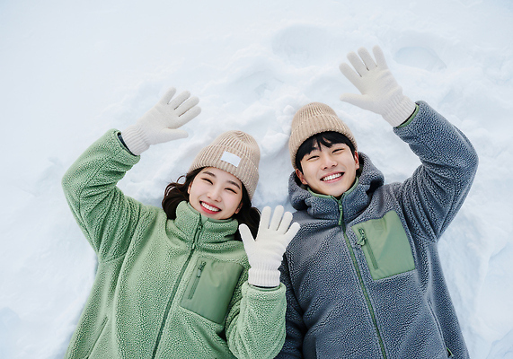 계절 감정 관계 모션 눈_날씨 표정 CG 파일형식 커플 겨울 행복 웃음 손흔들기 사랑 눈송이 야외 스노우 즐거움 추위 친구 편집실사 JPG 편집이미지 의료성형뷰티