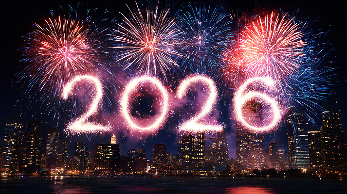 편집이미지 문자 다수 컨셉 놀이 하늘 사람 풍경 이벤트 야간 연도 파일형식 2026년 풍경_경치 새해 불꽃놀이 도시 야경 축하 폭죽 화려 밤하늘 축제 여러명 경관 기념일 이미지편집 JPG 타이포그라피 병오년