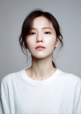 뷰포인트 백그라운드 컨셉 촬영 회색 CG 연예인 파일형식 모델 앞모습 회색배경 사람 뷰티 패션 스타일 감정 사진촬영 매력적 편집실사 편집이미지 JPG 의료성형뷰티 프로필 배우