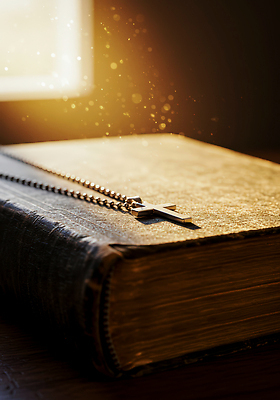 JPG 편집이미지 기독교 종교 십자가 목걸이 빛 성경 방 기도 빈티지 오브젝트 예배 조용 이미지편집 AI컴퓨터그래픽 AI콘텐츠 컨셉 장신구 종교용품 파일형식