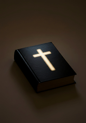 JPG 편집이미지 기독교 종교 십자가 조명 책 평화 믿음 성경 기도 의식 신비 성직자 이미지편집 AI컴퓨터그래픽 AI콘텐츠 감정 컨셉 종교용품 파일형식