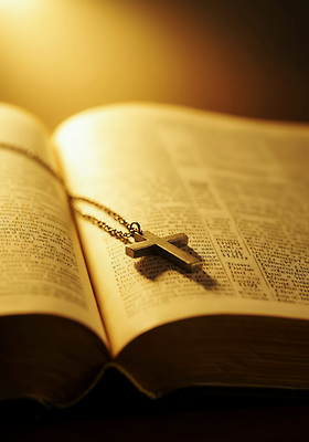 JPG 편집이미지 기독교 종교 십자가 목걸이 빛 평화 믿음 성경 희망 기도 메시지 영감 이미지편집 AI컴퓨터그래픽 AI콘텐츠 감정 컨셉 장신구 종교용품 파일형식