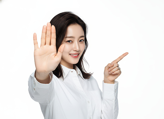 감정 컨셉 비즈니스 모션 표정 사람 손짓 CG 파일형식 가리킴 여자 웃음 긍정적 신호 자신감 커뮤니케이션 의사소통 사무실 포즈 미소 분위기 편집실사 편집이미지 JPG 의료성형뷰티