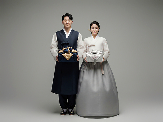 한국전통 전통 결혼 관계 표정 사람 이벤트 전자제품 촬영 전통의상 CG 파일형식 한복 선물 남자 여자 미소 카메라 사진촬영 문화 결혼식 기념일 스타일 가족 편집실사 JPG 편집이미지 새해