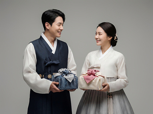 동양문화 한국전통 전통 감정 컨셉 관계 한국 표정 이벤트 전통의상 CG 파일형식 한복 선물 친구 한국문화 기념일 웃음 소통 행복 옷 컬러 편집실사 JPG 편집이미지 새해