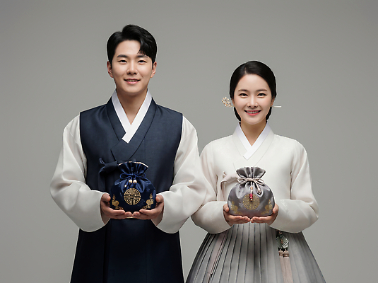 한국전통 전통 기념일 감정 아시아 농업 관계 사람 이벤트 전통의상 CG 파일형식 한복 남자 여자 선물 보따리 명절 한국 옷 문화 축제 가족 수확 기쁨 편집실사 JPG 편집이미지 새해