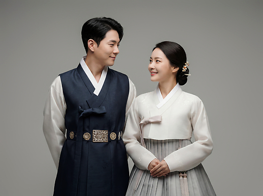 한국전통 감정 아시아 컨셉 관계 표정 사람 전통의상 CG 파일형식 한복 커플 남자 여자 전통 사랑 미소 평화 따뜻함 한국 문화 소통 편집실사 JPG 편집이미지 새해