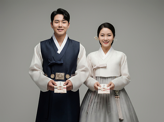 한국전통 아시아 컨셉 관계 표정 신체부위 전통의상 CG 오브젝트 파일형식 한복 전통 축하 기념품 미소 문화 커플 한국 세리머니 옷 손 소중 편집실사 JPG 편집이미지 새해