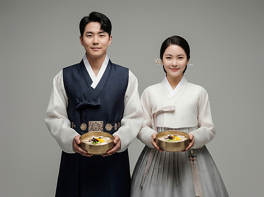 한국전통 전통 식기 아시아 컨셉 표정 사람 전자제품 전통의상 CG 파일형식 한복 남자 여자 음식 그릇 미소 화려 한국 카메라 패션 문화 편집실사 JPG 편집이미지 새해