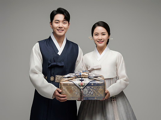 한국전통 감정 아시아 결혼 관계 표정 사람 전통의상 CG 파일형식 결혼식 한복 커플 선물 전통 기쁨 미소 문화 옷 이벤트 행복 세리머니 한국 남자 여자 편집실사 JPG 편집이미지 새해