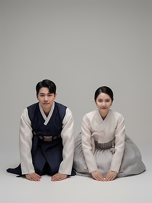 한국전통 아시아 컨셉 관계 한국 사람 예절 전통의상 CG 파일형식 전통 옷 남자 여자 인사 경기도 촬영 문화 한복 정중 가족 친구 편집실사 JPG 편집이미지 새해