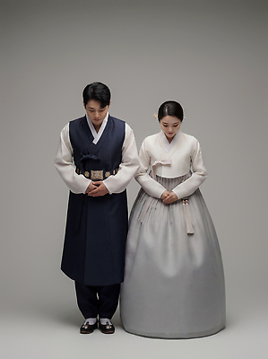 한국전통 옷 아시아 결혼 숙이기 사람 촬영 예절 전통의상 CG 파일형식 한복 남자 여자 인사 전통 문화 결혼식 한국 겸손 사진촬영 두명 고개숙이기 정장 편집실사 JPG 편집이미지 새해