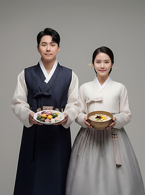 한국전통 전통 식기 아시아 음식 관계 사람 전통의상 CG 파일형식 한복 남자 여자 커플 그릇 백그라운드 한국 문화 요리 한식 오브젝트 편집실사 JPG 편집이미지 새해