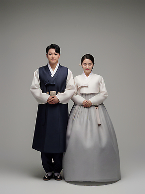 한국전통 계절 아시아 결혼 컨셉 모션 표정 사람 전통의상 CG 파일형식 한복 전통 한국 남자 여자 옷 문화 옷입기 서기 우아함 미소 차분 사계절 결혼식 편집실사 JPG 편집이미지 새해