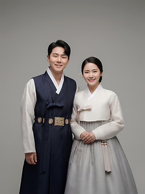 한국전통 아시아 결혼 표정 사람 이벤트 촬영 전통의상 CG 파일형식 한복 남자 여자 전통 옷 미소 포즈 결혼식 기념일 한국 문화 스타일 사진촬영 백그라운드 편집실사 JPG 편집이미지 새해