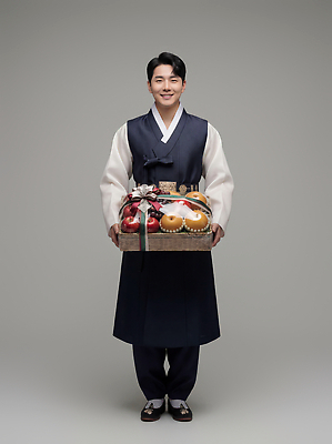 한국전통 전통 아시아 다수 컨셉 과일 사람 바구니 전통의상 CG 파일형식 남자 한복 한국 과일바구니 이벤트 축제 다양 풍요 상징 편집실사 JPG 편집이미지 새해