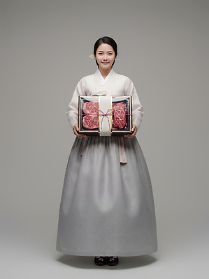 한국전통 전통 아시아 컨셉 사람 이벤트 신체부위 전통의상 CG 파일형식 여자 한복 상자 한국 문화 패션 정중 차분 손 기념일 선물 편집실사 JPG 편집이미지 새해