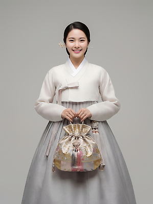 한국전통 전통 잡화 아시아 컨셉 장신구 표정 사람 전통의상 CG 파일형식 여자 한국 한복 미소 가방 문화 옷 우아함 이벤트 패션 귀걸이 편집실사 JPG 편집이미지 새해