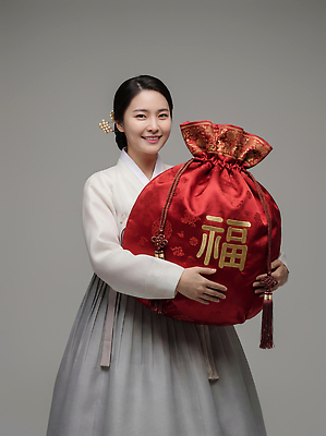 한국전통 명절 감정 아시아 컨셉 전통소품 표정 사람 이벤트 전통의상 CG 파일형식 한복 여자 복주머니 전통 미소 패션 한국 문화 축하 설날 옷 정통 기념일 행복 편집실사 JPG 편집이미지 새해