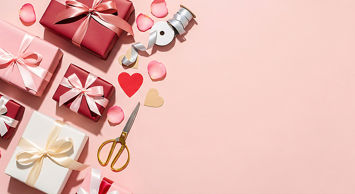 JPG 편집이미지 꽃잎 리본 분홍색 포장 선물 사랑 이벤트 장식 상자 파티 로맨틱 축하 소중 이미지편집 AI포토 AI콘텐츠 꽃 감정 컬러 컨셉 파일형식