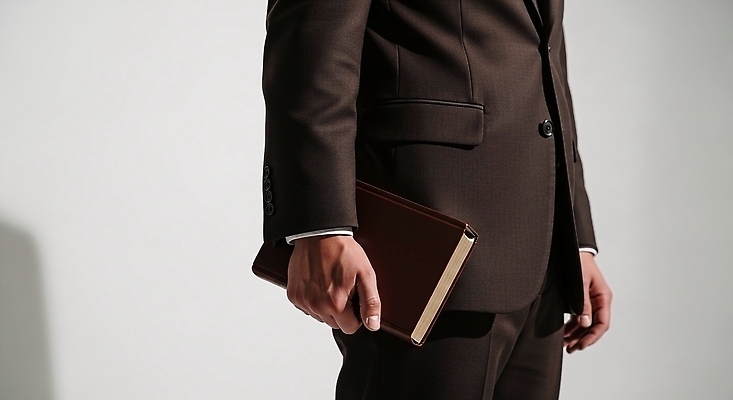 옷 종교 컨셉 회사 모션 사람 신체부위 성직자 CG 파일형식 정장 남자 책 서기 손 집중 분위기 교양 백그라운드 스타일 직장 비즈니스 포즈 편집실사 JPG 편집이미지 기독교 목사