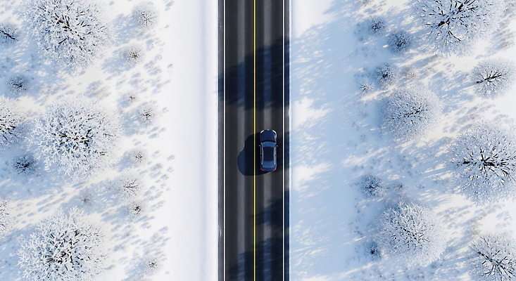 자연요소 식물 계절 길 육상교통 컬러 교통시설 눈_날씨 라이프 소리 운전 CG 생태계 교통안전 파일형식 겨울 자동차 도로 자연 풍경 주행 나무 흰색 얼음 차선 소음 일상 편집실사 JPG 편집이미지 눈길운전 눈길 블랙아이스 안전운전