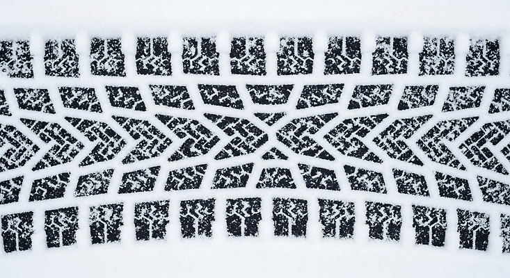 계절 길 육상교통 컨셉 교통시설 눈_날씨 촬영기법 운전 CG 생태계 교통안전 파일형식 겨울 도로 타이어 자국 자동차 흔적 눈덮임 거리 환경 이동 흑백 날씨 자연 편집실사 JPG 편집이미지 눈길운전 눈길 블랙아이스 안전운전