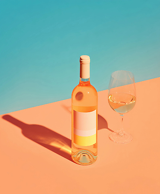 JPG 편집이미지 여유 음료 백그라운드 와인잔 탁자 조명 파란색 파티 와인 주황색 식사 와인병 즐거움 색채 편집실사 AI컴퓨터그래픽 AI콘텐츠 감정 컬러 가구 술잔 병_용기 주류 이벤트 CG 파일형식