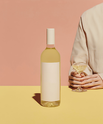 JPG 편집이미지 디자인 음료 컬러 백그라운드 탁자 휴식 잔 주류 와인 식사 칵테일 분위기 고급 와인병 편집실사 AI인물포토 AI콘텐츠 식기 가구 컨셉 병_용기 CG 파일형식 AI포토