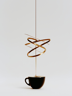 JPG 편집이미지 디자인 커피 예술 상징 백그라운드 나선형 컵 금속 구조물 모던 개성 설치 이미지편집 AI컴퓨터그래픽 AI콘텐츠 식기 건축 음료 무늬 재질 파일형식