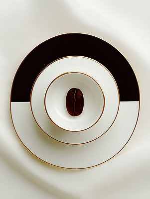 JPG 편집이미지 식기 접시 디자인 커피 패턴 탁자 아이디어 세트 검은색 공간 원두 흰색 원형 고급 크기 이미지편집 AI컴퓨터그래픽 AI콘텐츠 도형 음료 컬러 가구 컨셉 무늬 파일형식