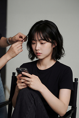 잡화 가구 컨셉 사람 전자제품 뷰티 CG 파일형식 유명인 모델 촬영 머리손질 준비 핸드폰 의자 스타일리스트 패션 집중 안경 편집실사 JPG 편집이미지 인플루언서 여자 의료성형뷰티